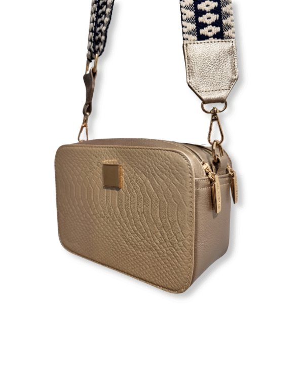 Cartera manos libres en cuero con cargadera tejida Lola dorado