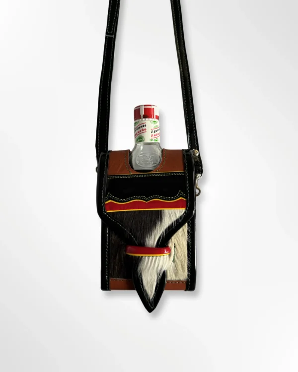 Licorera aguardientera tipo carriel tradicional en cuero